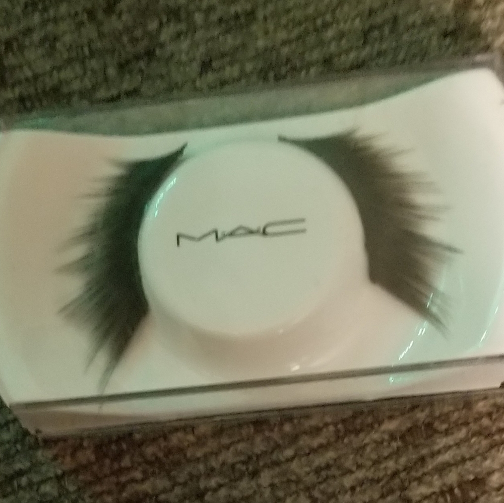 Nwt dramatic Mac eye lashes